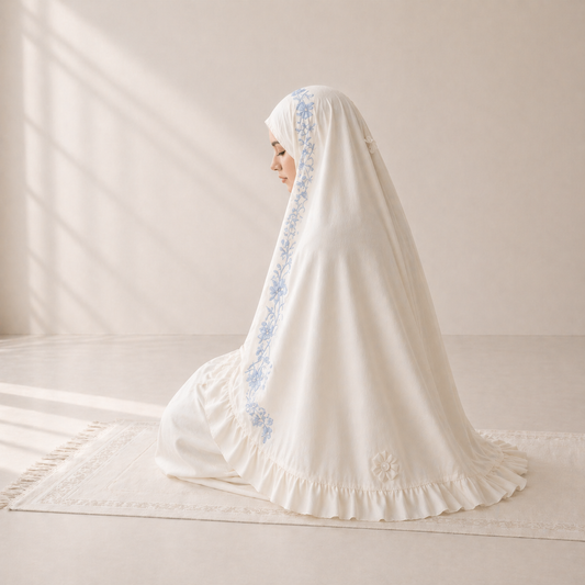 طقم صلاة نسائي قطعتين بنقشة إندونيسية - سكري بنقشة زرقاء | Women’s 2-Piece Prayer Set with Indonesian Pattern - Cream with Blue Pattern