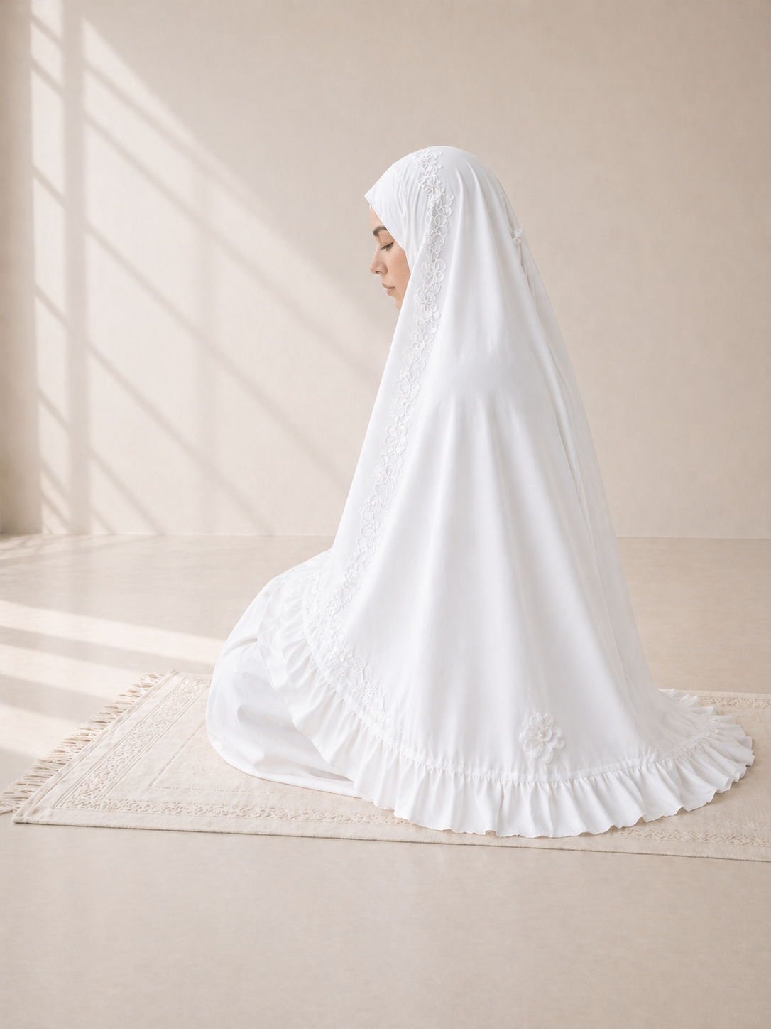 طقم صلاة نسائي قطعتين بنقشة إندونيسية - أبيض ناصع | Women’s 2-Piece Prayer Set with Indonesian Pattern - Pure White